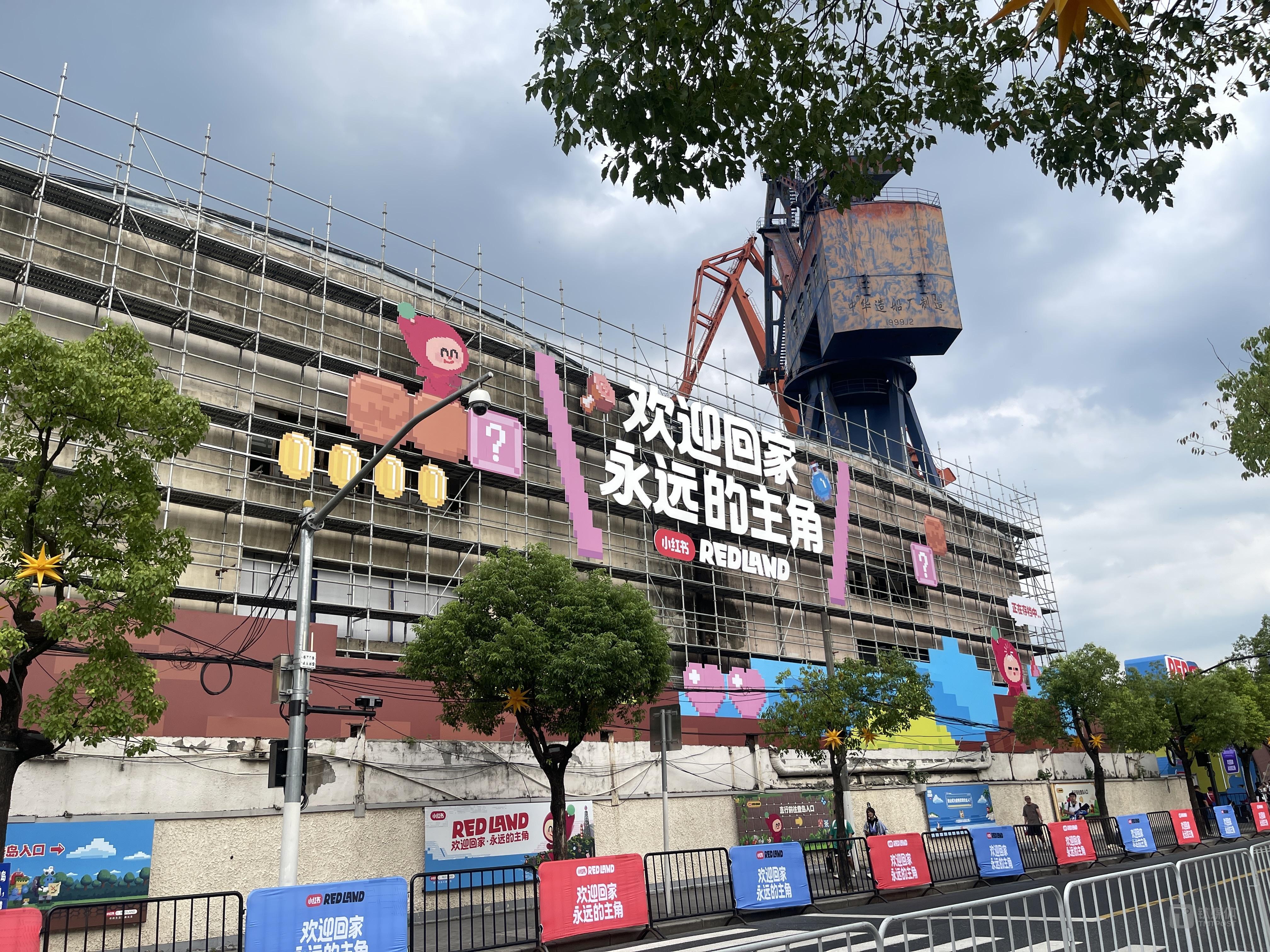 当二次元向世界“打直球”，互联网大厂与地方政府都想接住