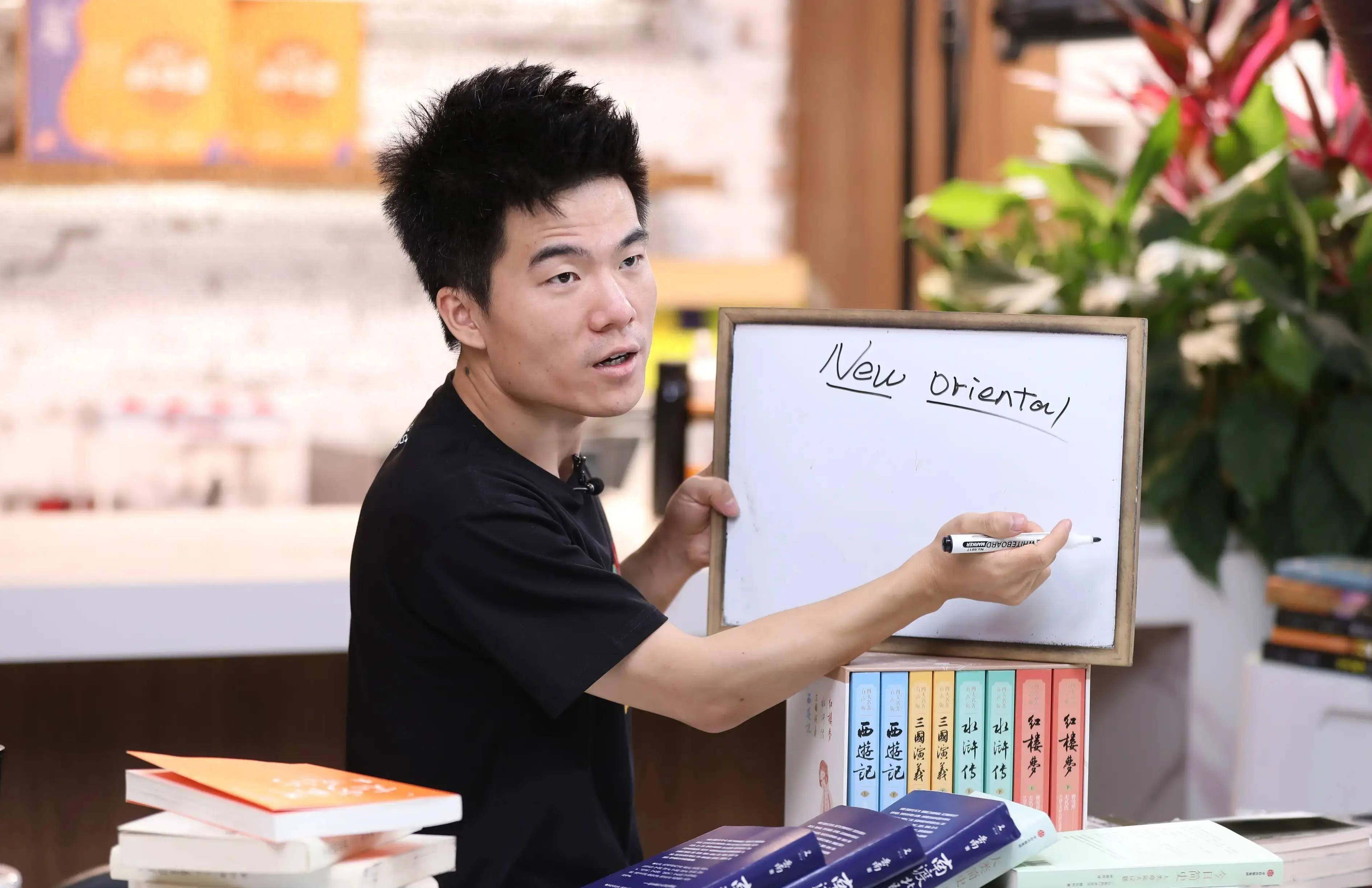 罗永浩曝董宇辉独立后年收入二三十亿，与辉同行官方否认丨邦早报
