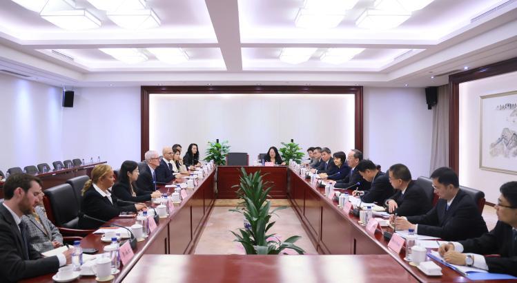 库克“无惧特朗普”，承诺将加大在华投资