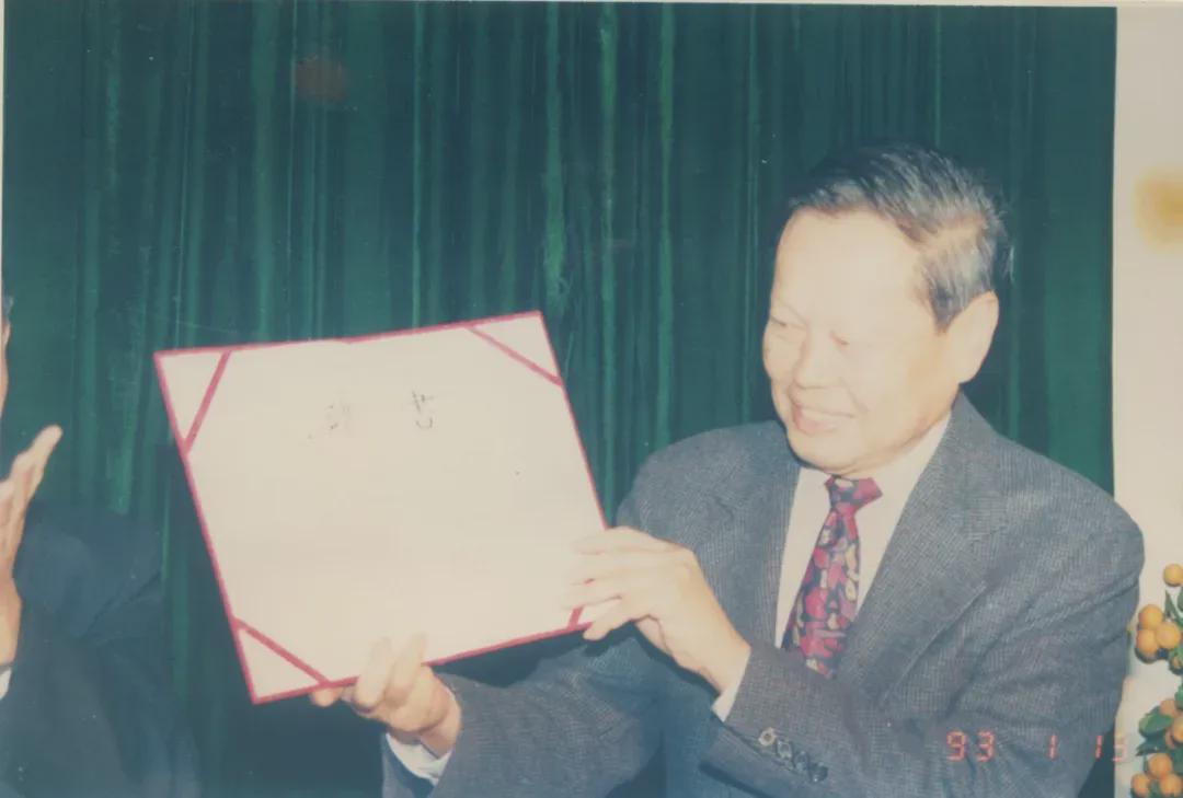 缅怀！杨振宁曾多次造访深圳！在高校开讲，是“深圳市荣誉市民”