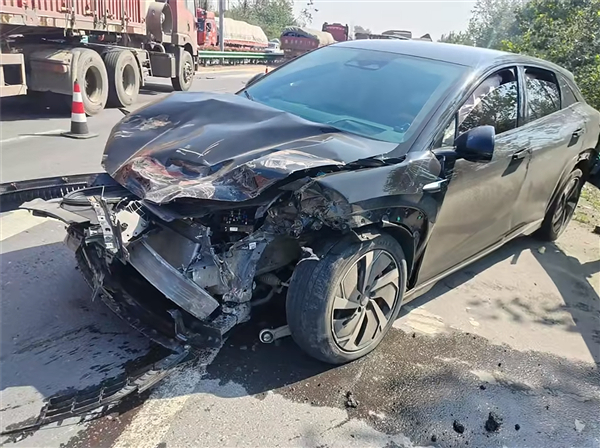 比亚迪海狮07EV撞翻大货车！自动降车窗，救了车主一命