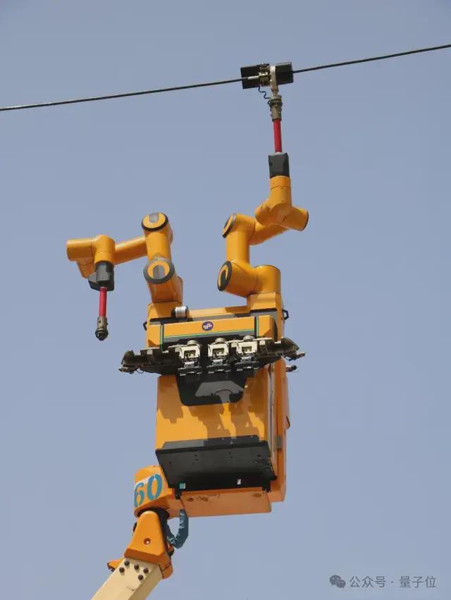 具身机器人征服1万伏高压线！-10℃严寒、13米高空全天作业零事故