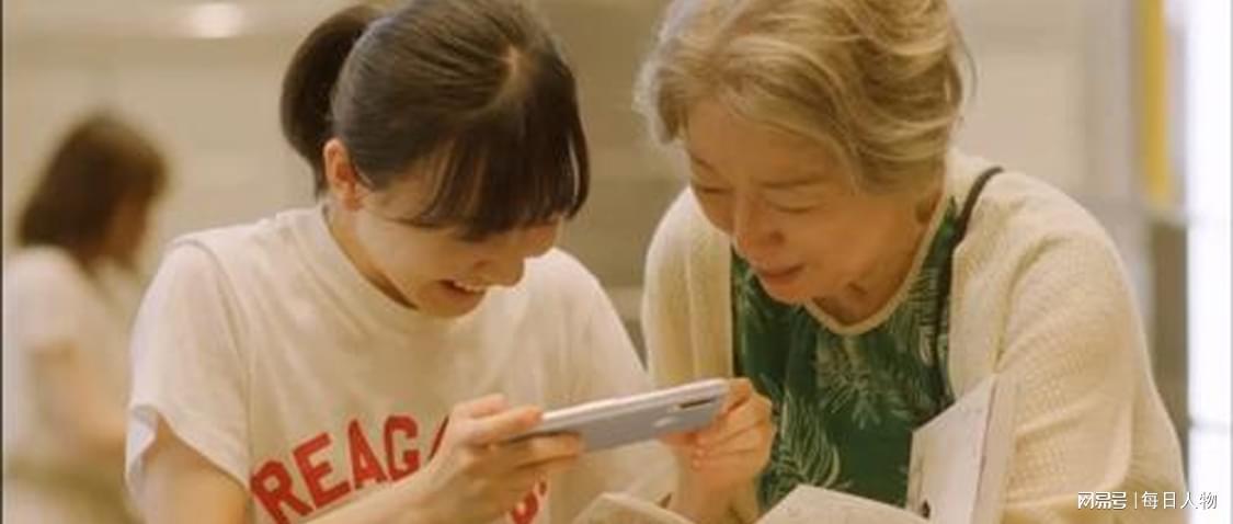 大学教授教100个老人用大模型，让AI了解他们真正的困境