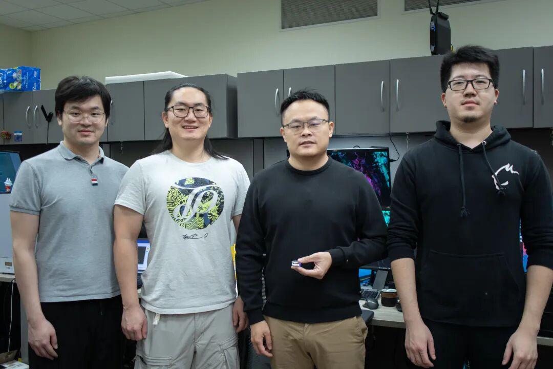 35美元！首款带OLED屏智能戒指问世，单手转着就能看消息