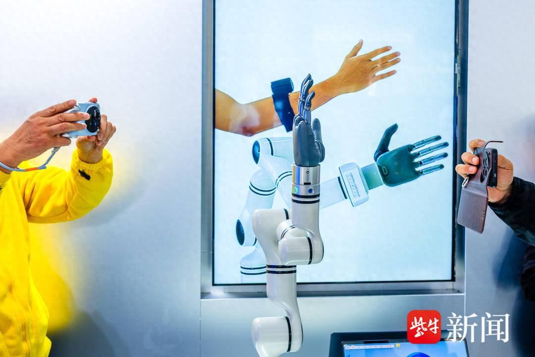 全国首个非侵入式脑机示范中心 “意念控械” 尝鲜