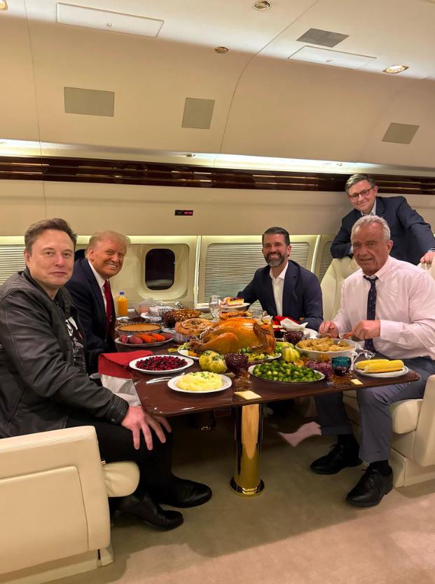 美卫生部长小罗伯特•肯尼迪发布AI感恩节照片引质疑：又旧又假还上了头条新闻？