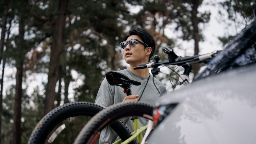 闪电快讯｜理想第一款人工智能硬件：AI眼镜 Livis 起售价1999元