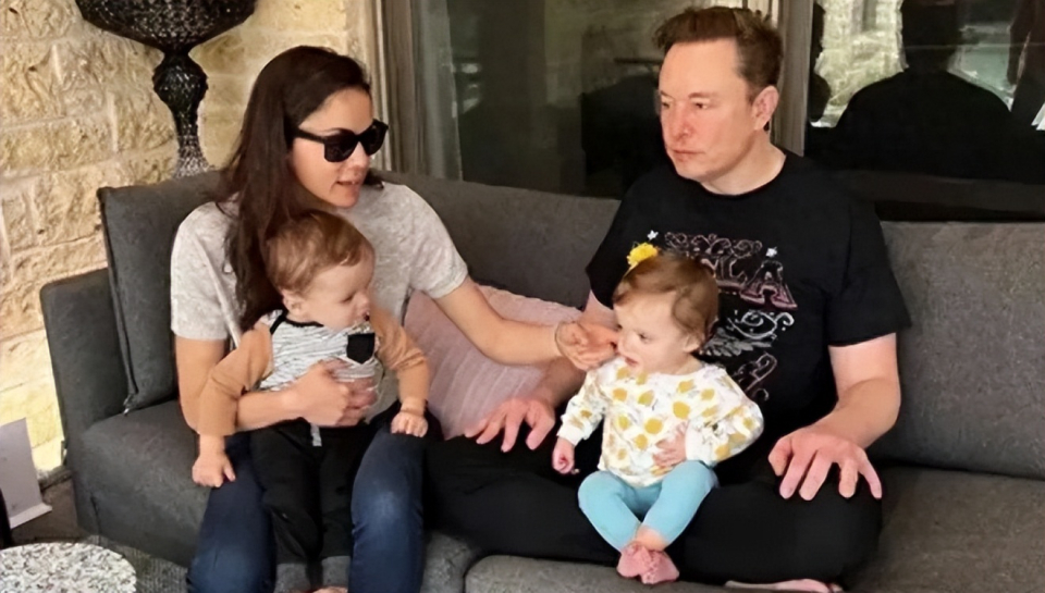 炸裂!马斯克官宣AI高管女友,生到14个还没完?