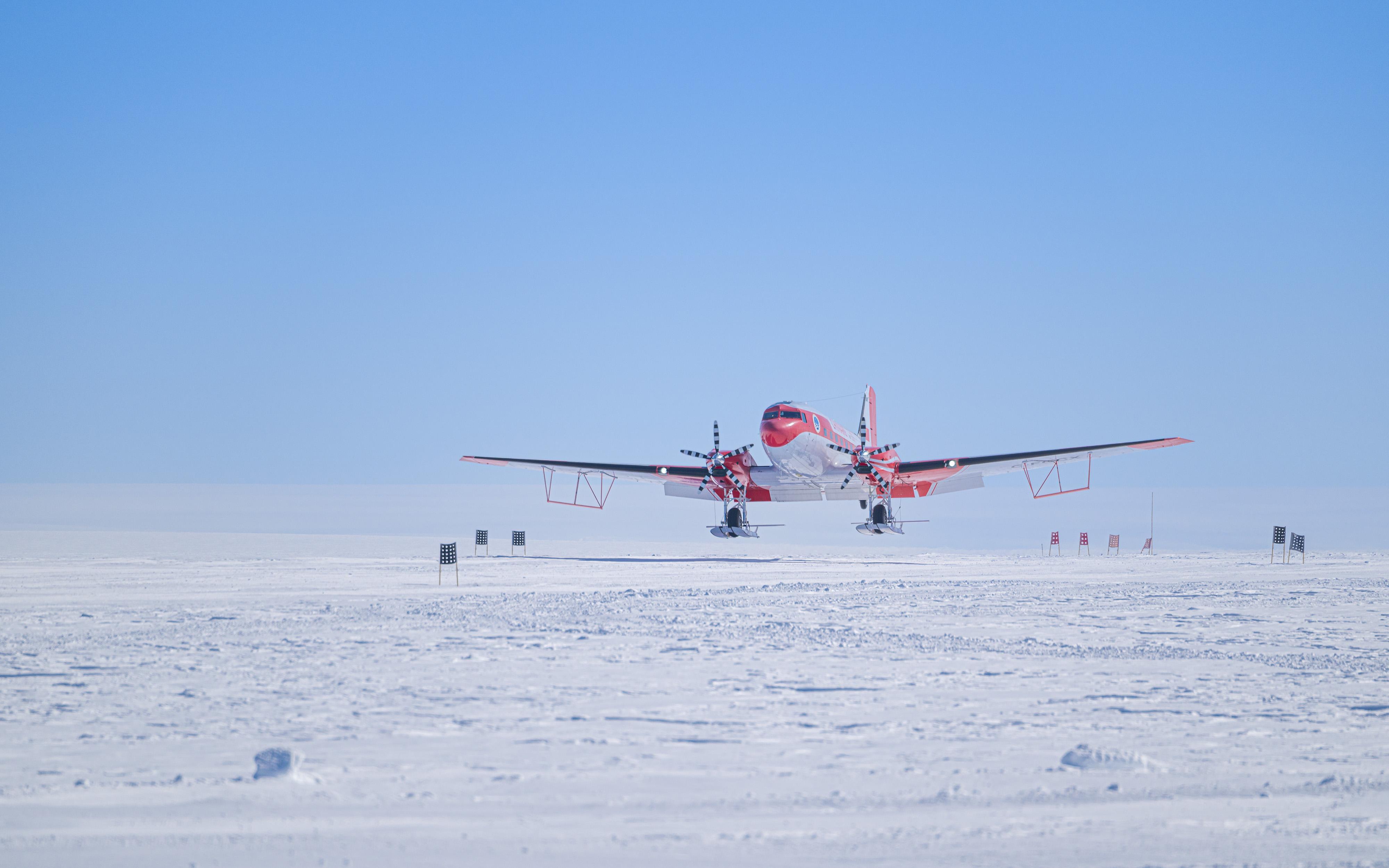 第42次南极考察｜10年航程80万公里！中国“雪鹰601”飞机翱翔南极