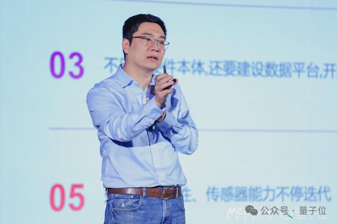 “特斯拉延期交付机器人是卡在灵巧手上,中国灵巧手遥遥领先”