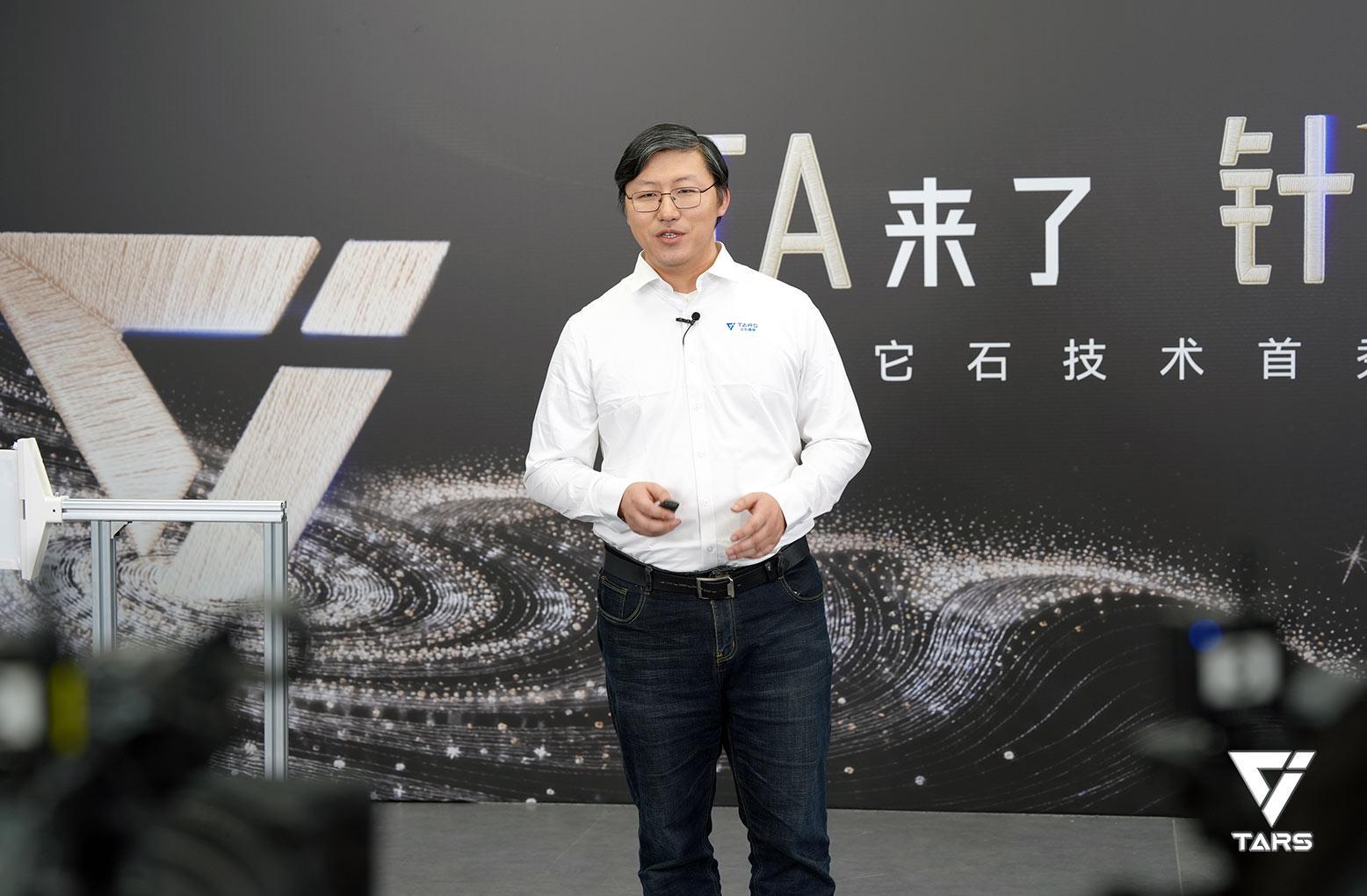 全球首個實現自主刺繡的機器人亮相