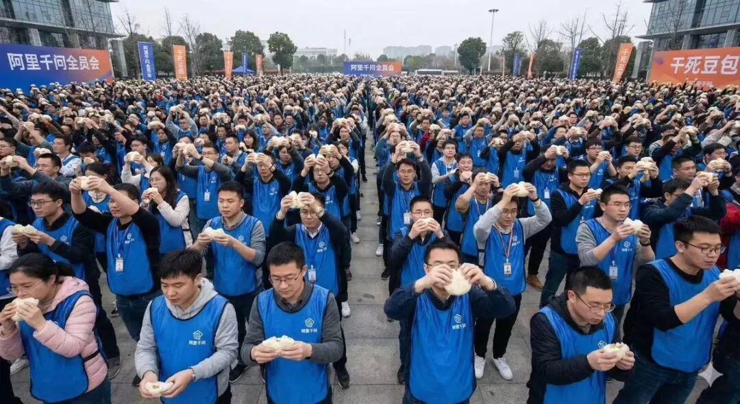 千问那张图一看就是假的，因为里面的程序员都没有秃头的…