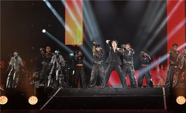 王力宏演唱會(huì)，六臺(tái)伴舞機(jī)器人把馬斯克炸出來(lái)了