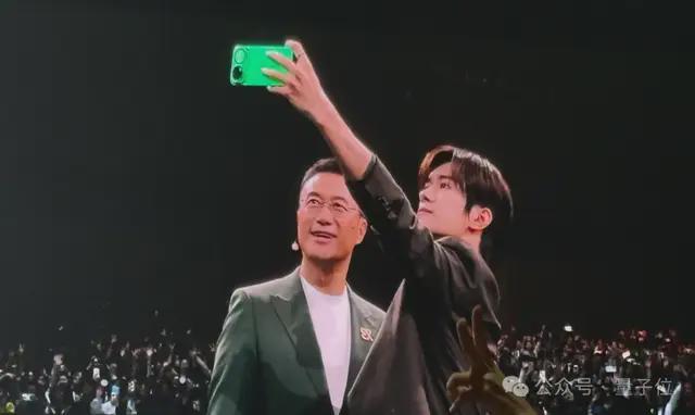 易烊千玺的华为绿手机，真的AI了