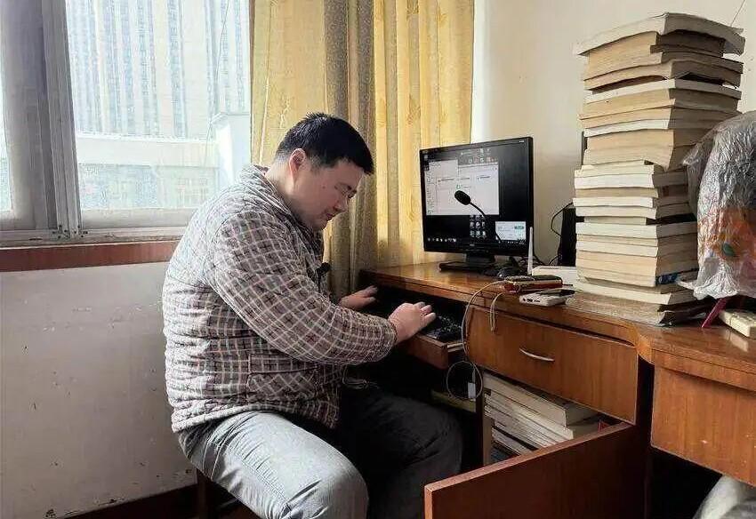 男子6岁失明，4500余名师生为他接力导读，33年自学物理出版3本书