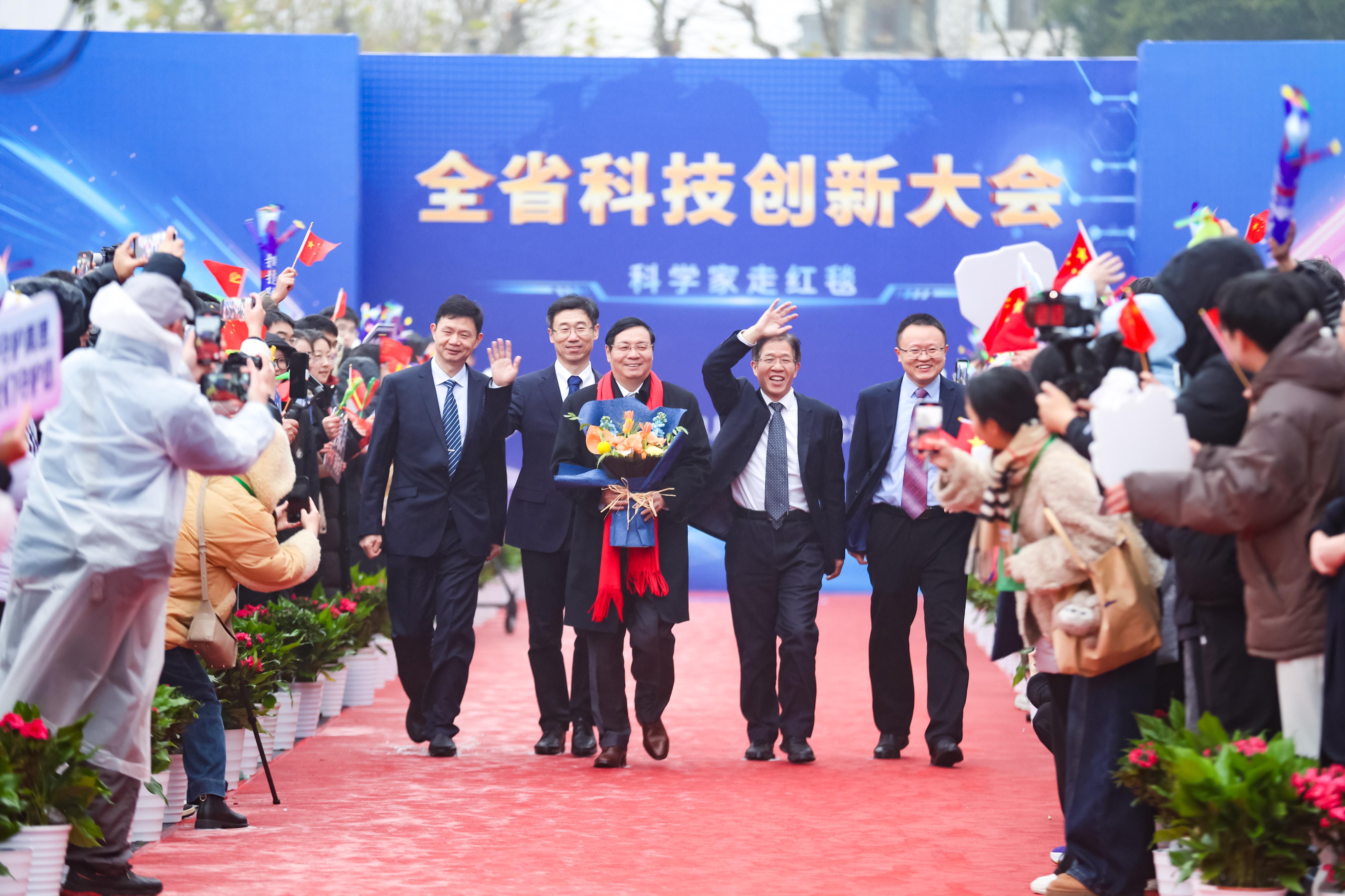 特写:红毯上的科技星光