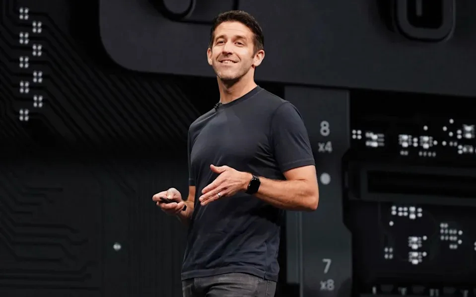 王腾回应新公司不招应届生；阿里千问模型累计下载量7亿丨邦早报