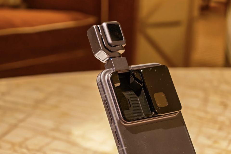 机器人手机、实体按键、翻转镜头，CES上的手机又怪又好玩