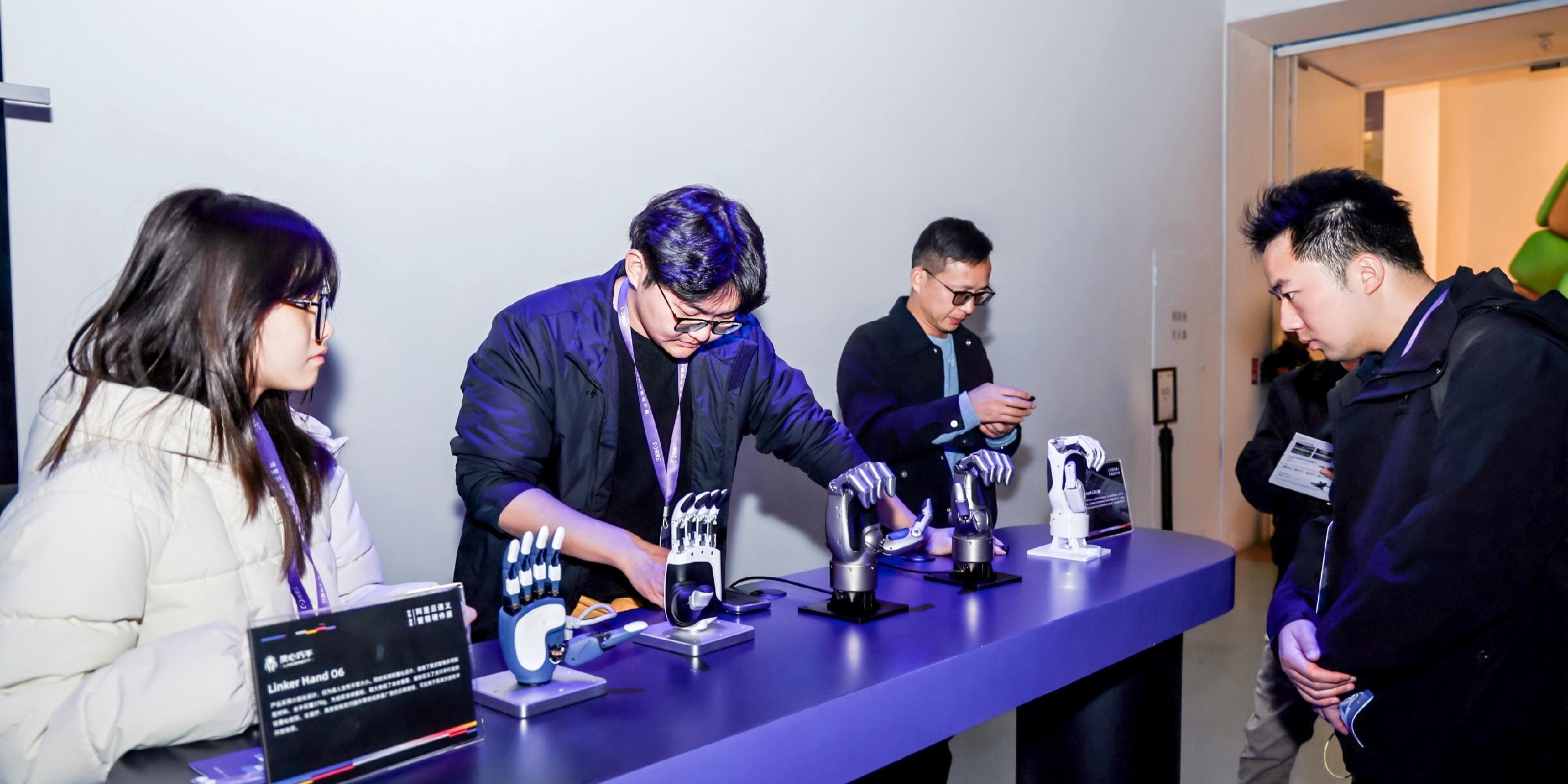 跳出手机屏幕，千问正在改变物理世界