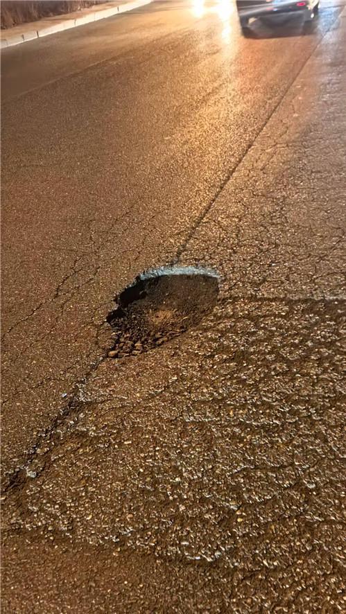 路面太坑洼，保时捷和比亚迪接连爆胎！道路管理单位：已完成修复