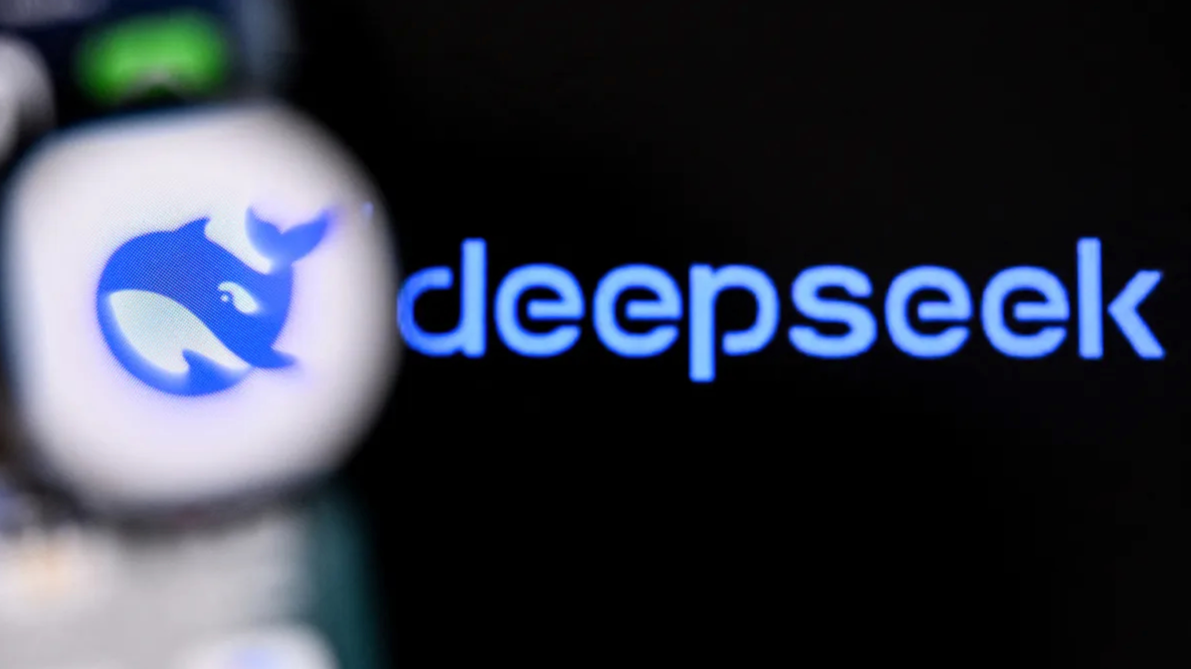 DeepSeek R1发布一年了，不卷功能、不融资、不着急，凭什么「硬控」硅谷