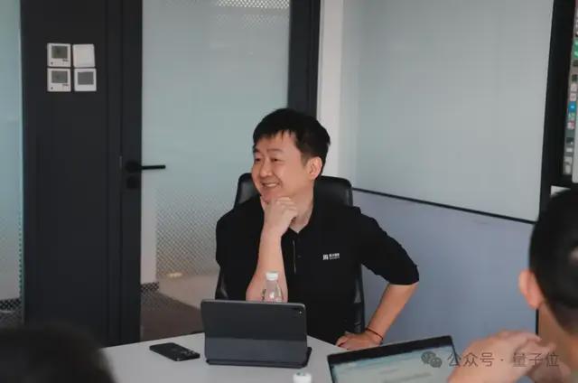 把医疗AI禁锢在严肃区间：百川M3 Plus首创证据锚定，幻觉率2.6%