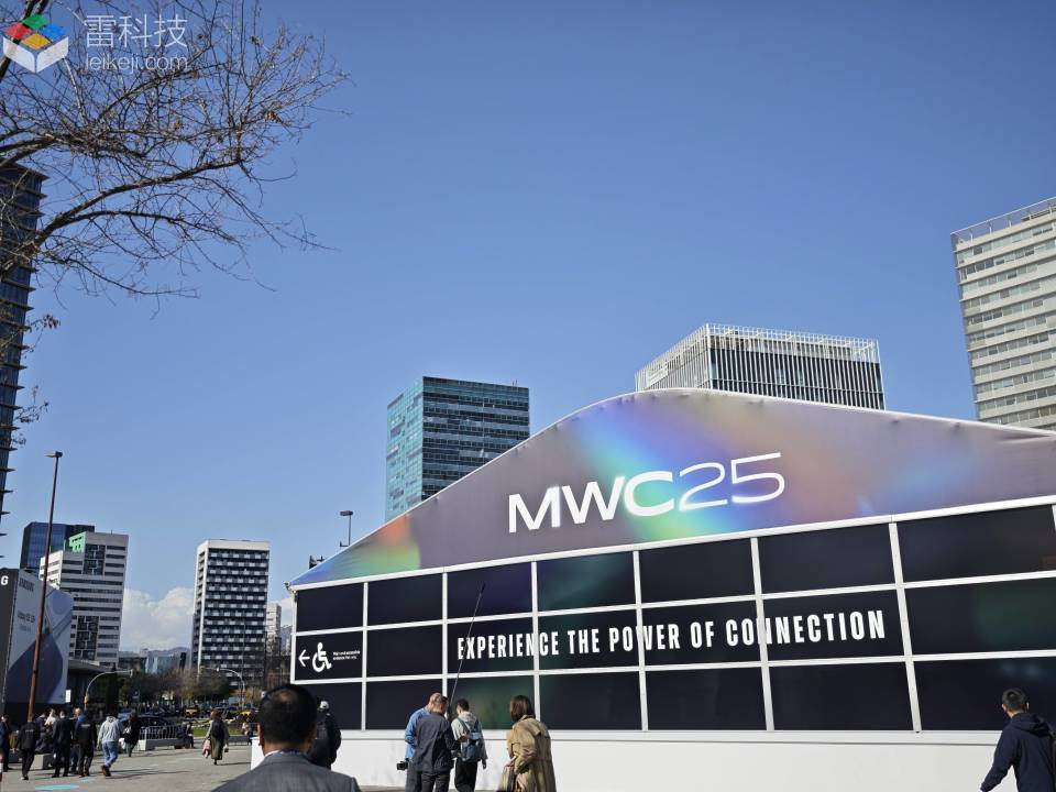 MWC26超前瞻：AI手机大比拼，移动通信「冲向太空」