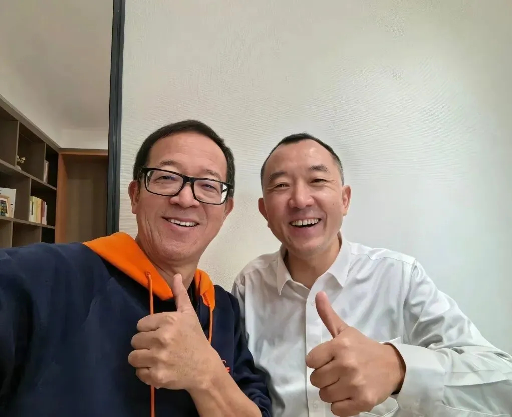 俞敏洪晒与陈行甲合照！网友怒怼：公益初心变味了