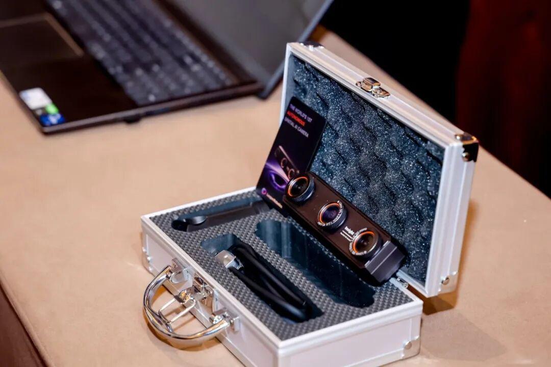 为什么把眼睛「竖过来」？宸境科技发布会，撕开了机器人感知真相