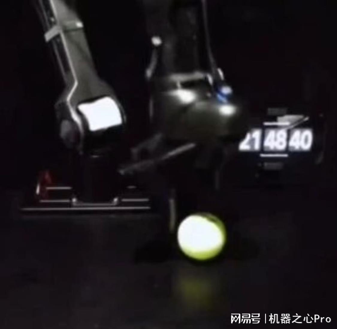 机器人慢半拍难题：南洋理工解决VLA致命短板，动态世界断层领先