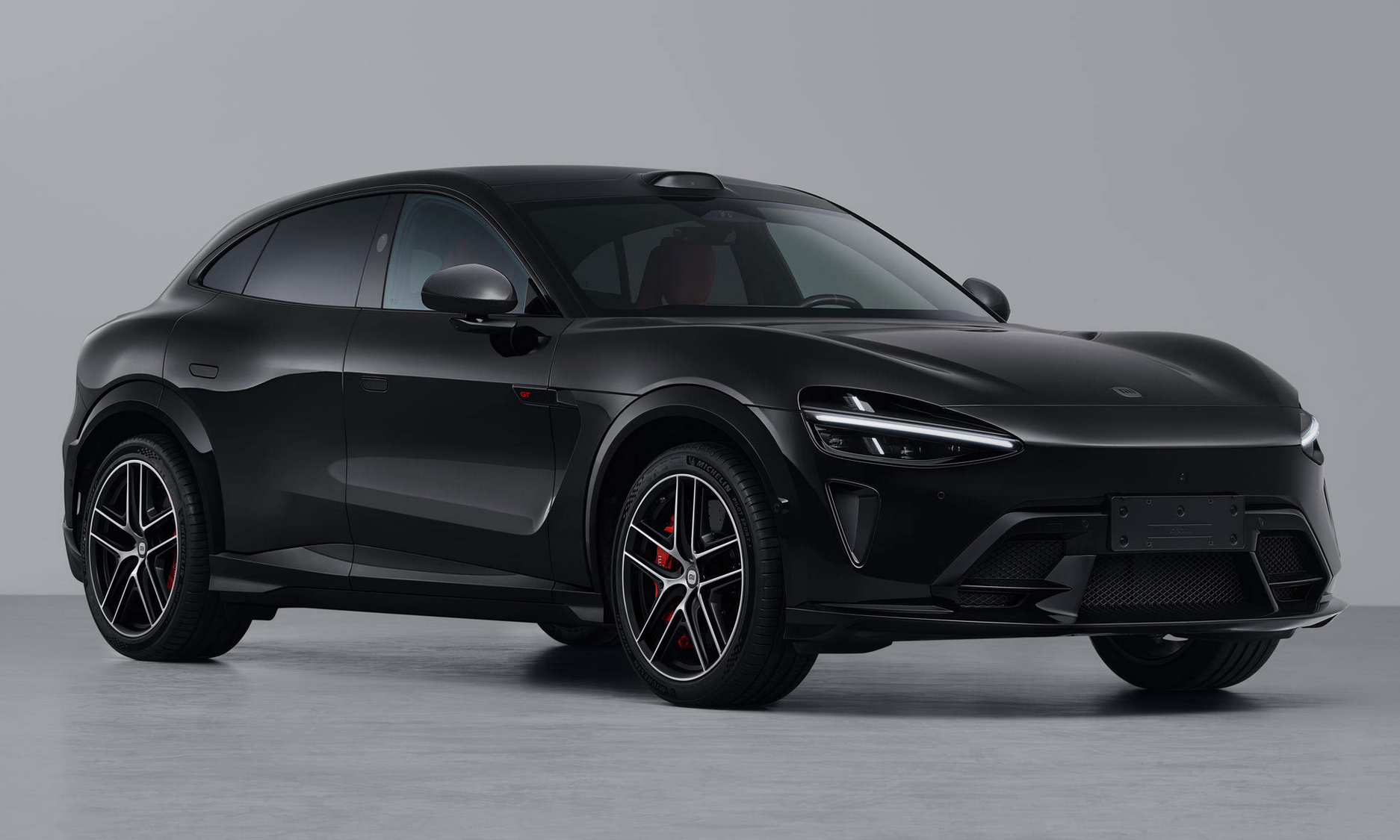 雷军笑麻了！小米YU7 GT曝光，千匹马力SUV冲上纽北