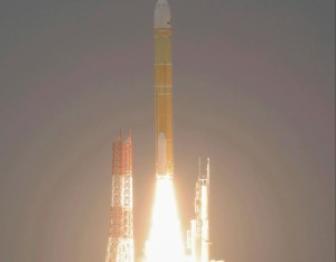 长征十号系列火箭一子级托举梦舟飞船点火升空