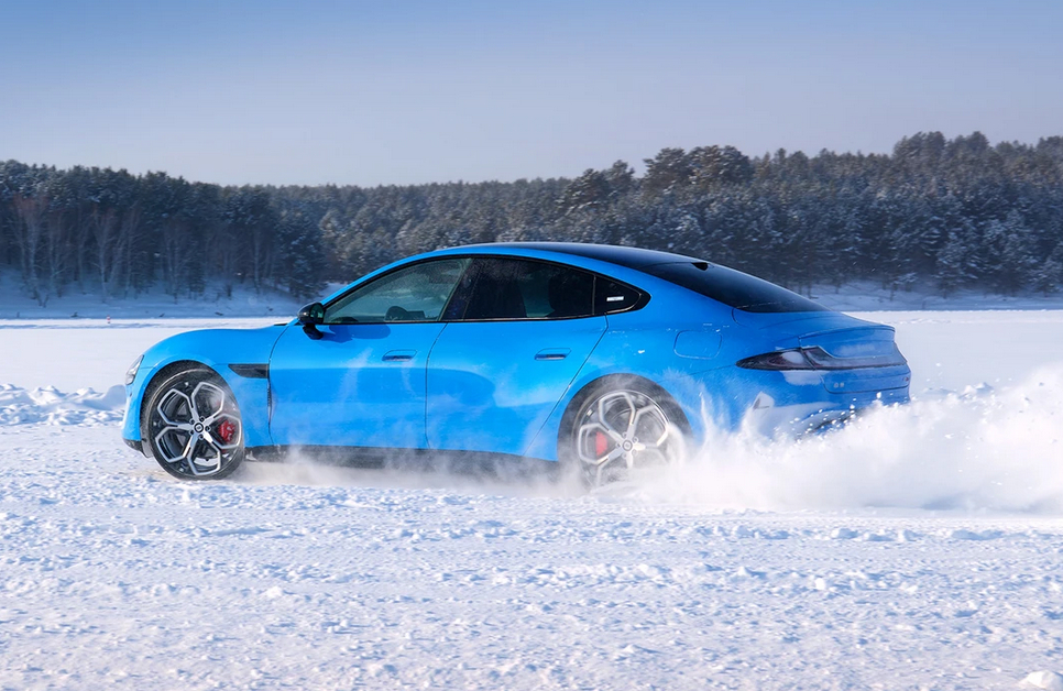 雷军摊牌了！官宣初代SU7停产，要做所有人的梦想之车