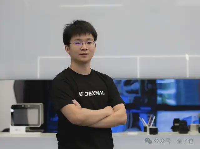 对话原力灵机周而进：模型2.4B就够用，关键是“具身原生”