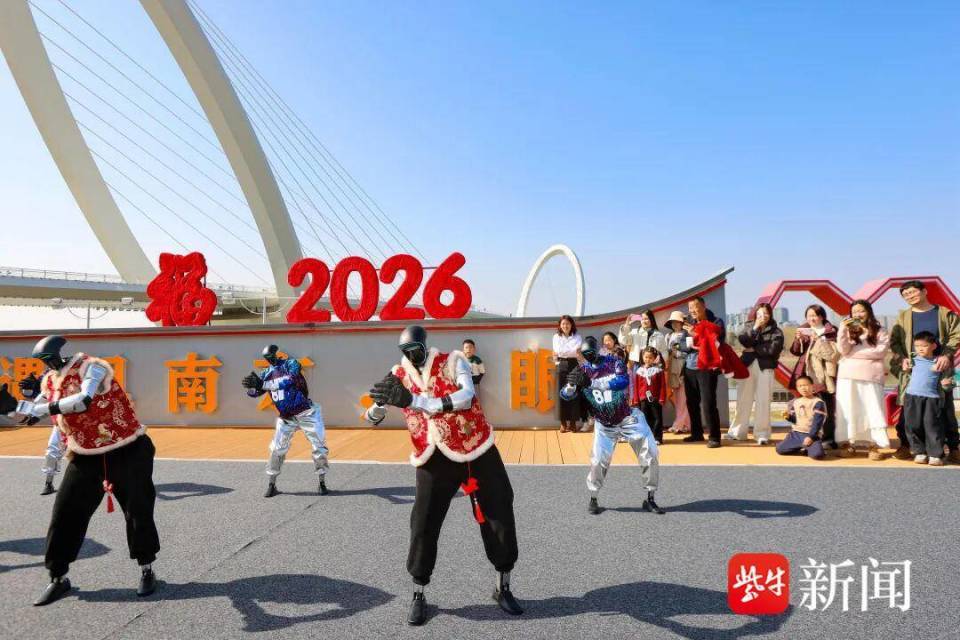 霸屏春晚的“顶流”机器人，来南京建邺江边“炸场”了！