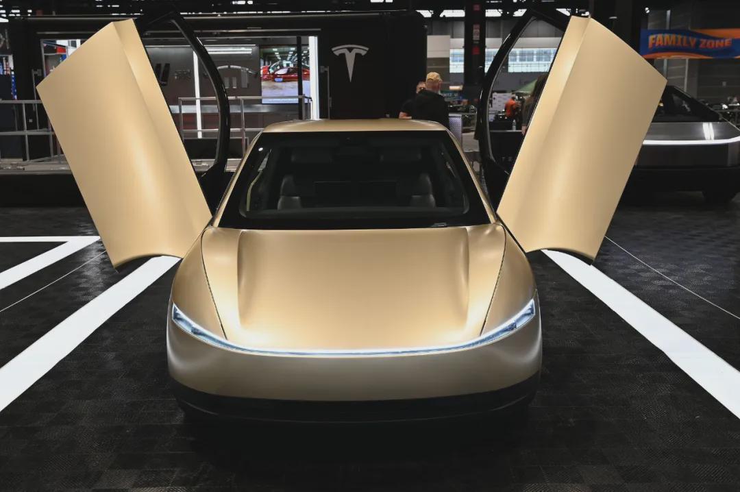 特斯拉新车来了;苹果首款折叠屏手机将于2026年秋季推出丨邦早报