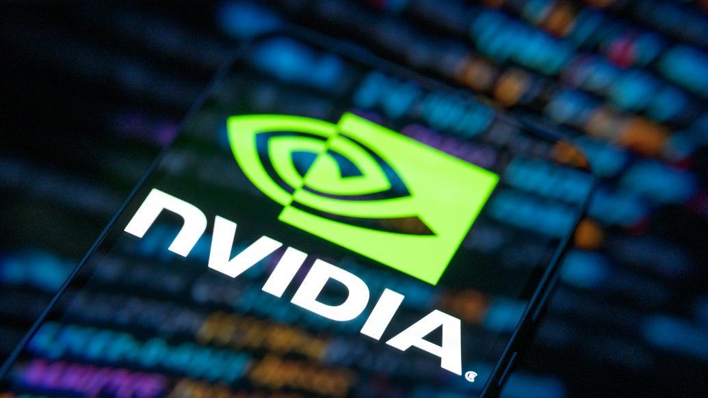 英伟达业绩打破AI焦虑:上财季营收增超七成,黄仁勋称代理式AI的拐点已来,客户正加大对算力投资