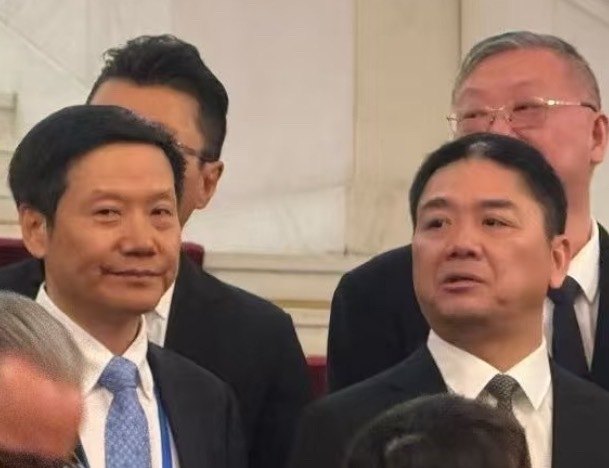 刘强东雷军同框C位！中德交流排面拉满，宇树王兴兴携机器人出圈