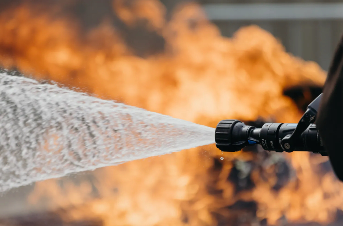 节水67%，他把跨界造的消防喷头，变成了火场前线的数据采集器