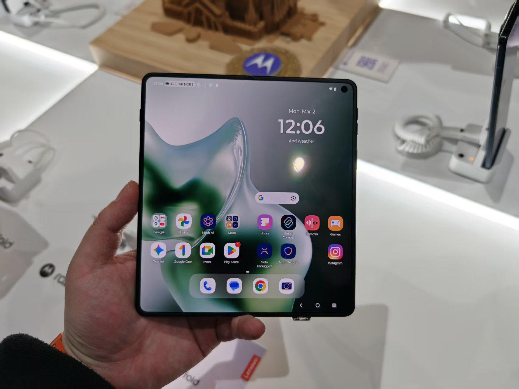 荣耀跳舞、努比亚代操作，MWC的AI手机杀疯了！