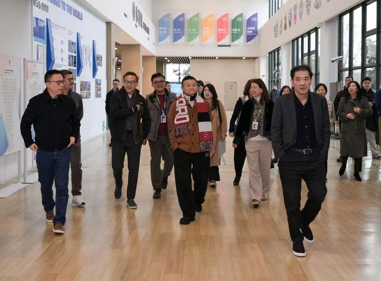 马云罕见亮相！阿里大佬们集体现身云谷学校，只谈AI与教育