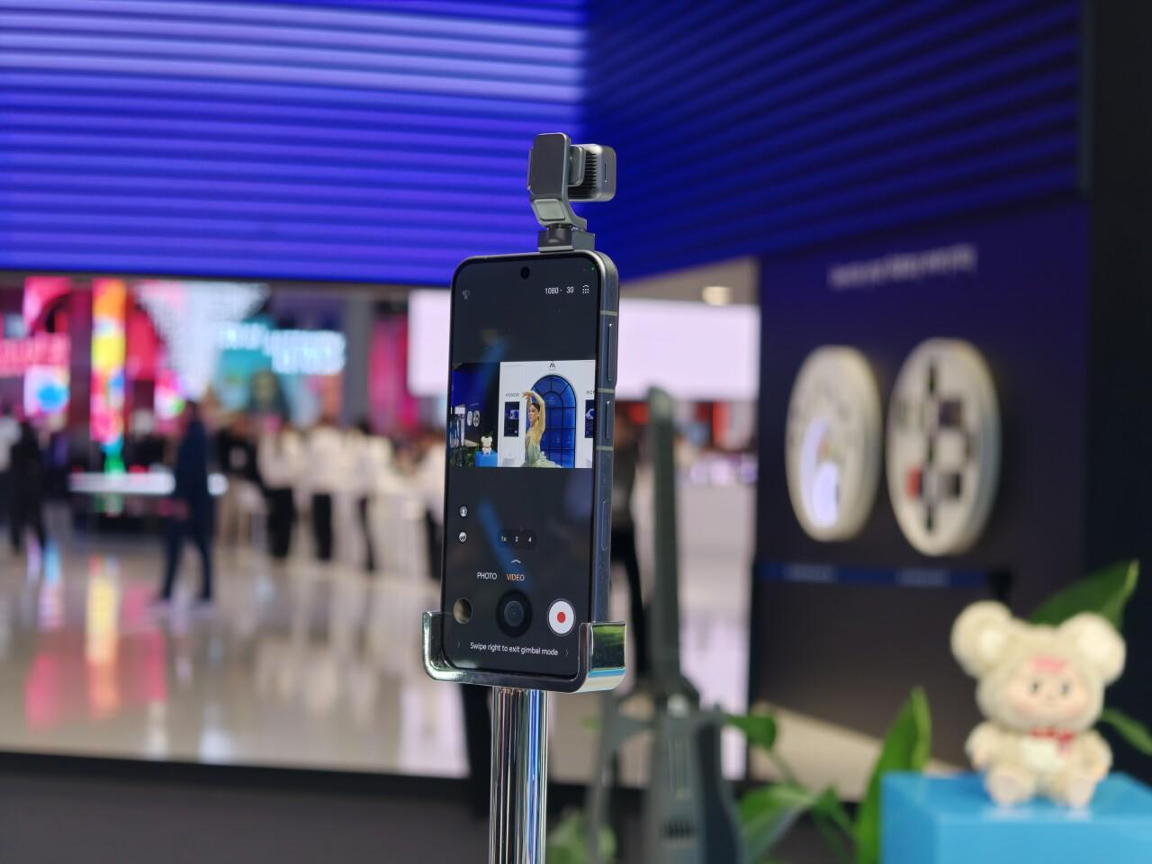 手机厂商MWC狂卷影像:潜望下放,新形态彻底杀疯了