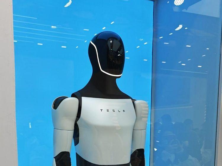 炸场AWE！特斯拉人形机器人杀疯了，14万就能买回家