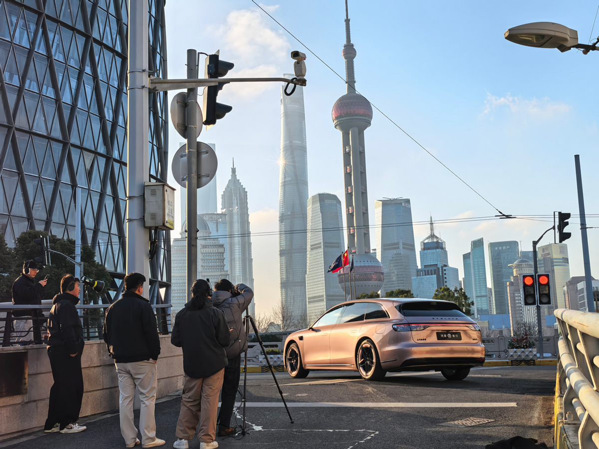 30万+新能源轿车销冠再放大招！享界S9T粉色实车曝光