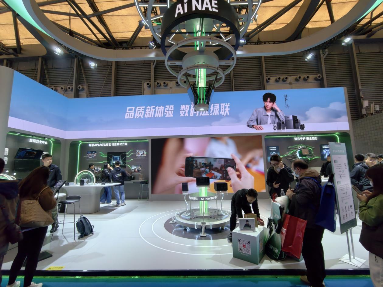 不止充电！绿联AWE展出AI NAS，联合理想汽车推出神秘新品