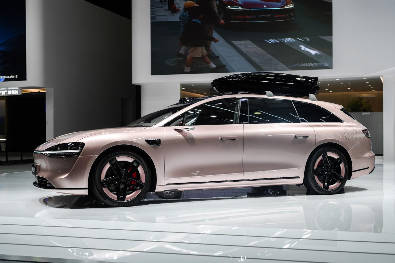 余承东公布享界新色，星玫粉、月绒白双色彰显新时代豪华格调