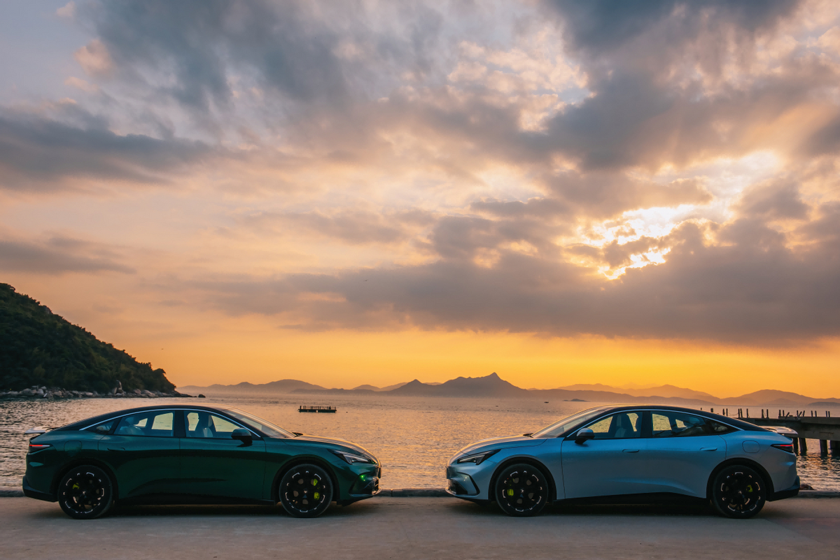 极狐全新阿尔法S5上市补贴价9.98万起，全系标配宁德时代不开盲盒