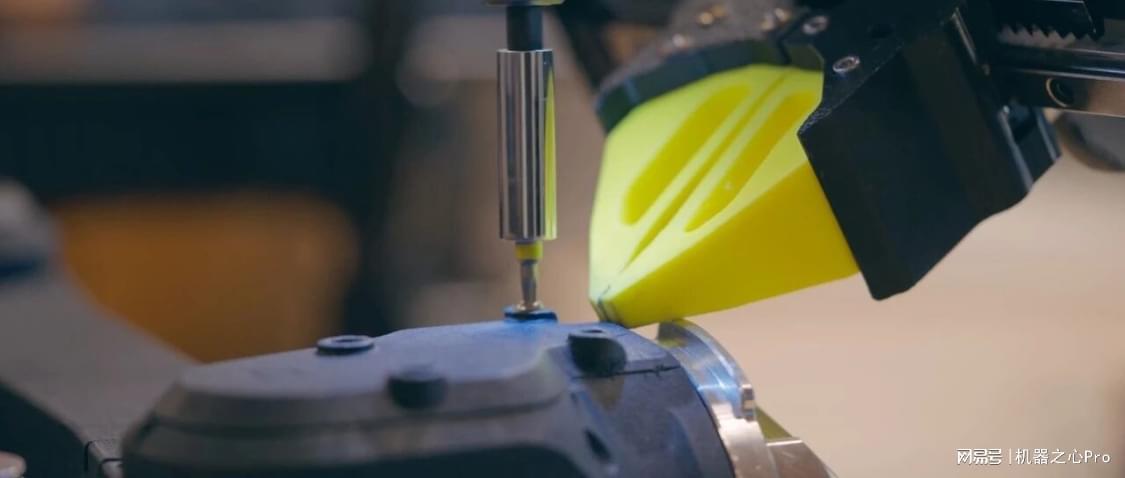 手残党跪了，Pi 0.6机器人15分钟学会拧螺丝，能进厂边干边学了