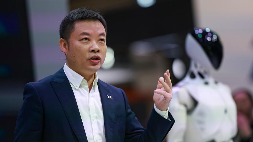 何小鹏：今年海外营收占比要超两成，人形机器人年底目标月产能上千台