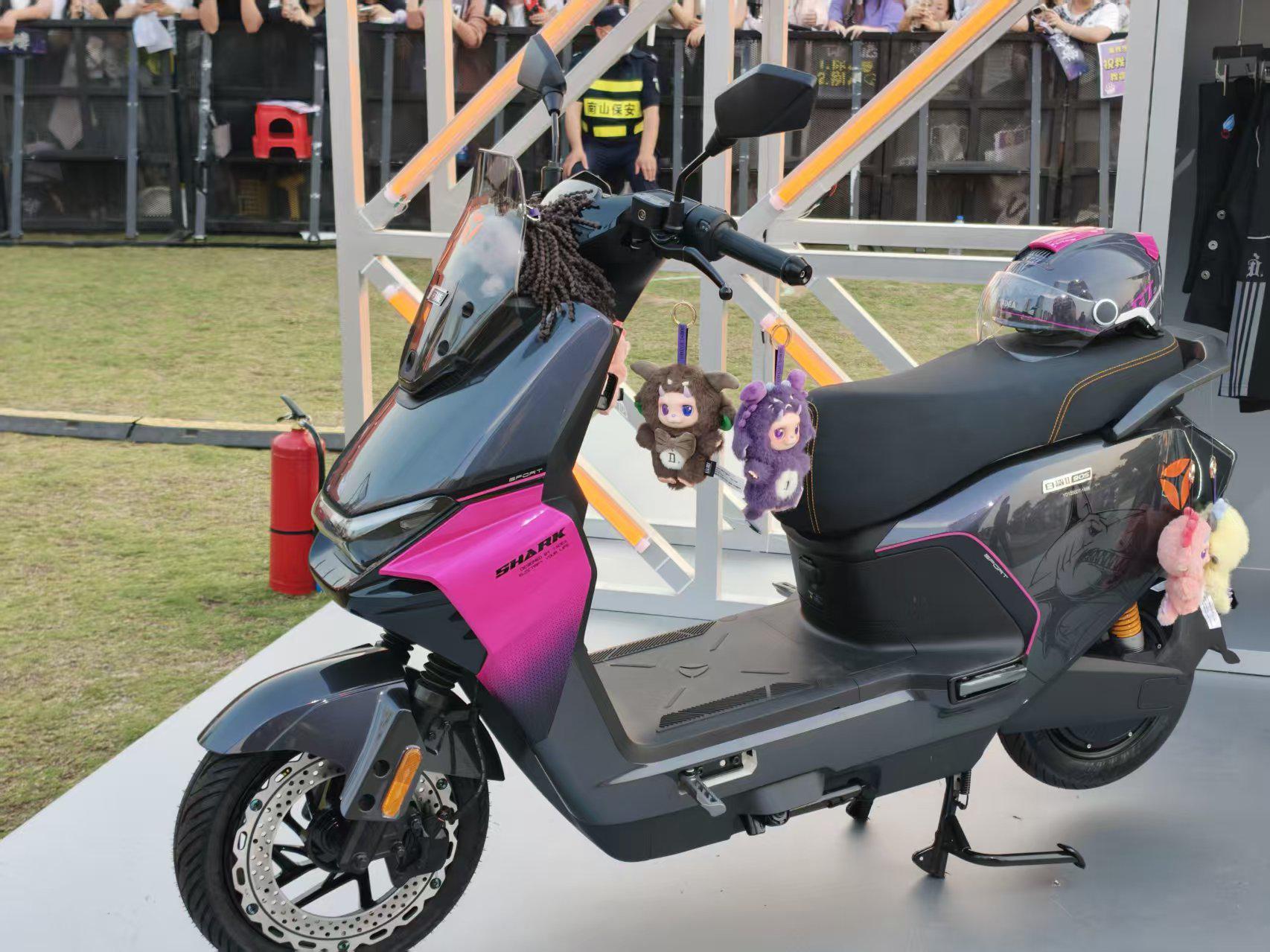 4999元起！AI影像、半固态锂电上车，雅迪冠能普及「车规级」体验